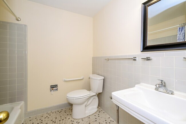 Foto del edificio - 647 Azalea Dr