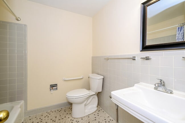 Building Photo - 647 Azalea Dr