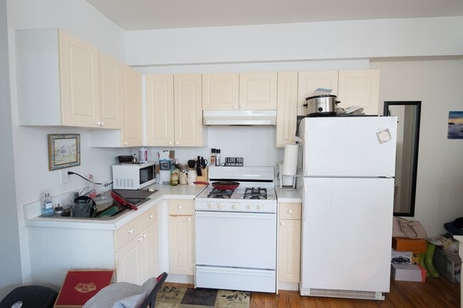 Building Photo - 922 W Dakin St