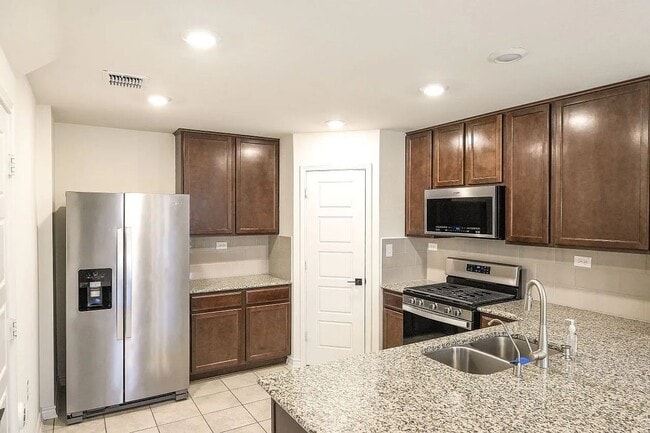 Building Photo - 5527 Castle Brook Dr