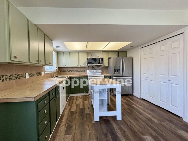 Building Photo - 8748 Mariposa St