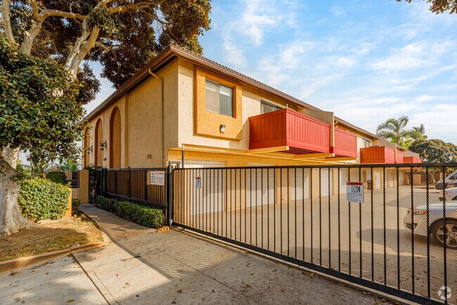 Building Photo - 1351 Holly Ave