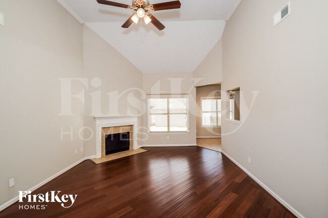 Building Photo - 2136 Parsons Dr