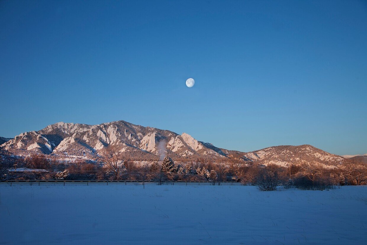 Foto principal - View of Flatirons from Duplex for Rent wit...