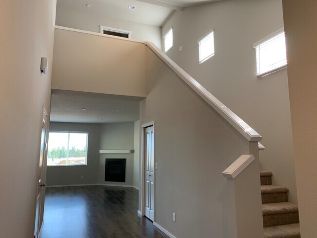 Building Photo - Beautiful 4 Bedroom 2.5 Bath Home Located In A Beautiful Master Planned Community in Camas! Top R...