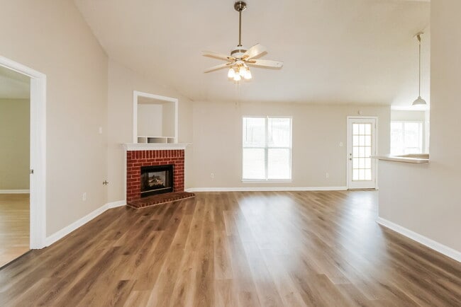 Building Photo - 7875 Sarah Ann Dr S