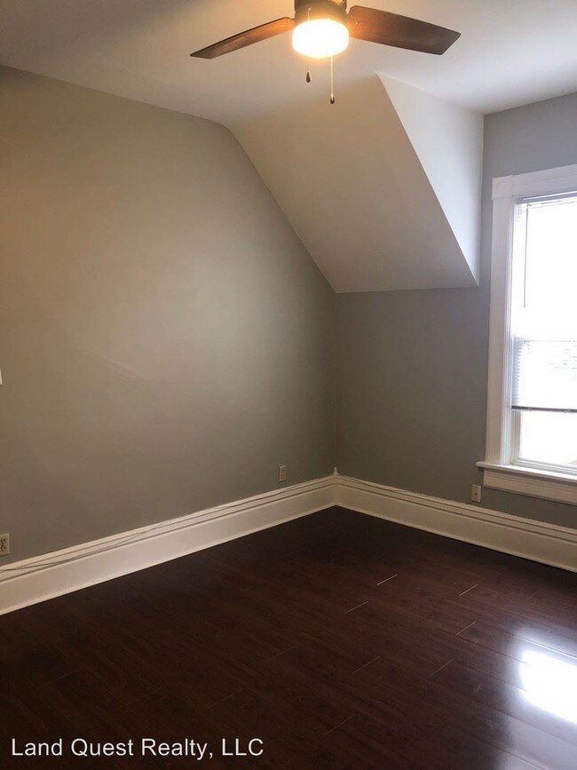 Building Photo - 1 br, 1 bath Apartment - 6417 Sheridan Rd.