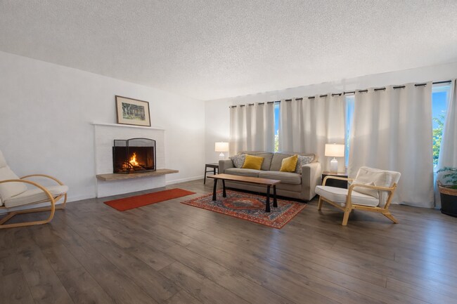 Foto del edificio - Open & Bright SW Portland 3 Bedroom Home - End Unit & Nature Views