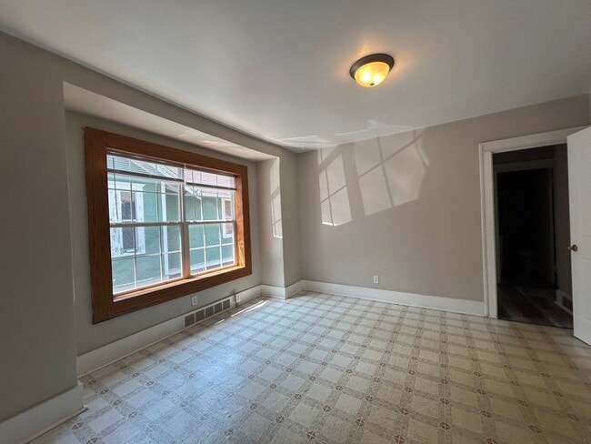 Building Photo - 1717 Roys Ave