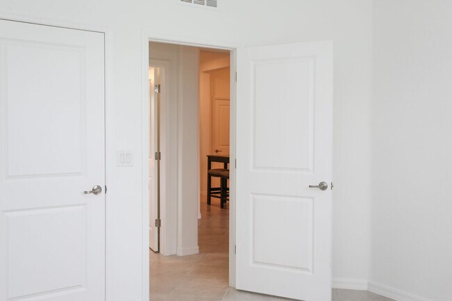 Foto del edificio - ***ANNUAL UNFURNISHED***NEW CONSTRUCTION**...
