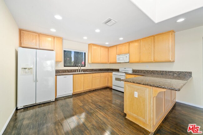 Foto del edificio - 6815 Baird Ave