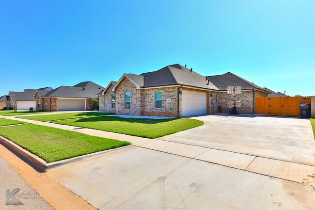 Building Photo - 4 bedroom, EXECUTIVE RENTAL!