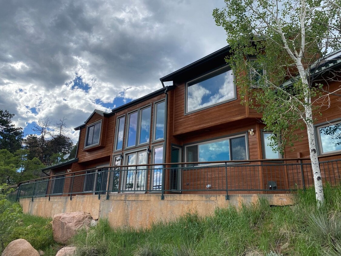 Primary Photo - 3 bed 2 bath w/ Mountain Views!