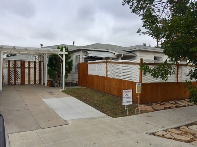 Foto principal - 2 bedroom 1 bath house for rent in Talmadge!