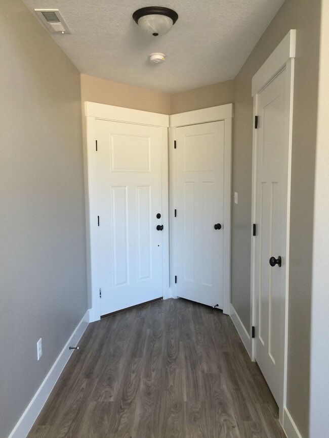 Building Photo - Duplex in Suburban Neighborhood