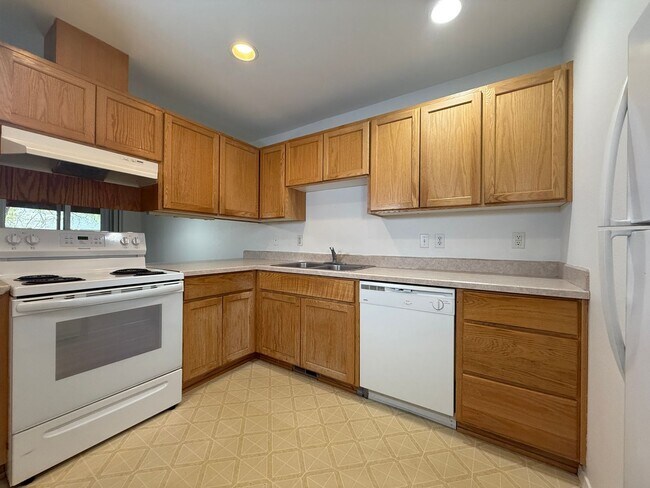 Foto del edificio - CHECK OUT THIS SPACIOUS TOWNHOUSE IN REDMO...