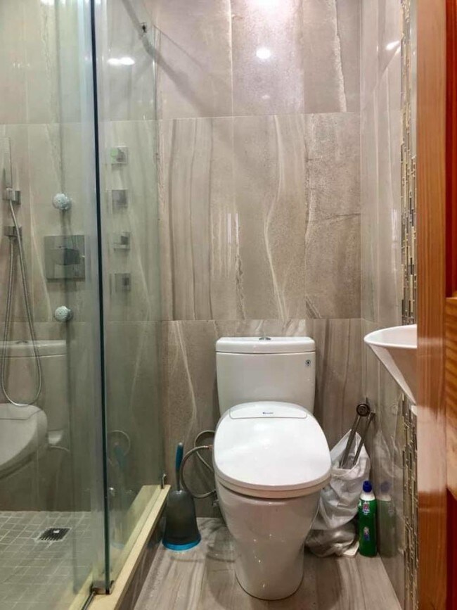 Foto del edificio - 2458 E 14th St