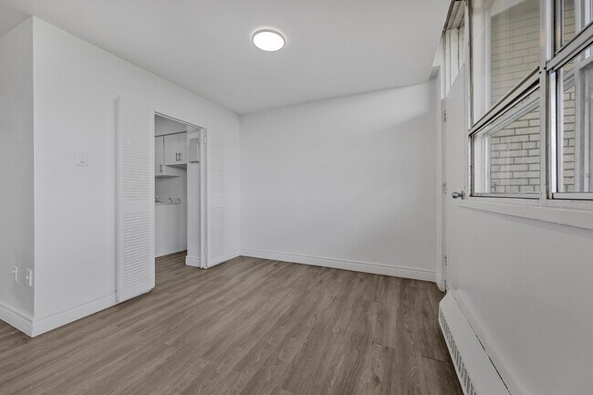 Building Photo - 65 Thorncliffe Park Dr