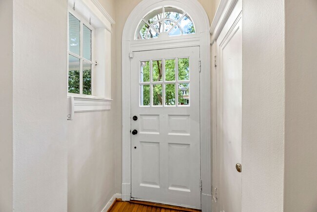 Building Photo - Available Now! Updated// 4 Bedroom 2 Bathr...