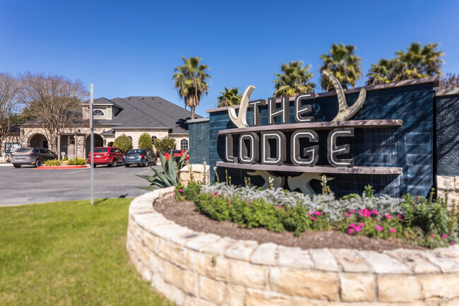 Building Photo - Lodge in San Marcos