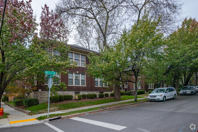 Foto del edificio - Arlington Court Condominiums