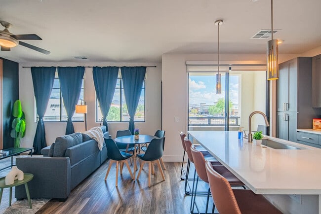 Foto del edificio - 15501 N Dial Blvd