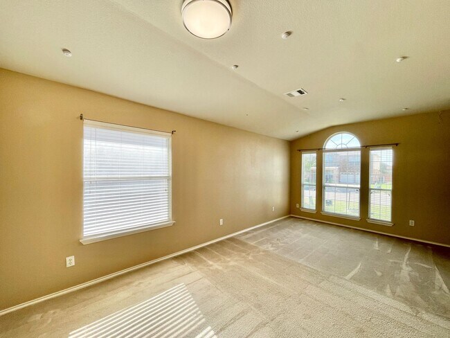 Foto del edificio - Viewable January 9th!