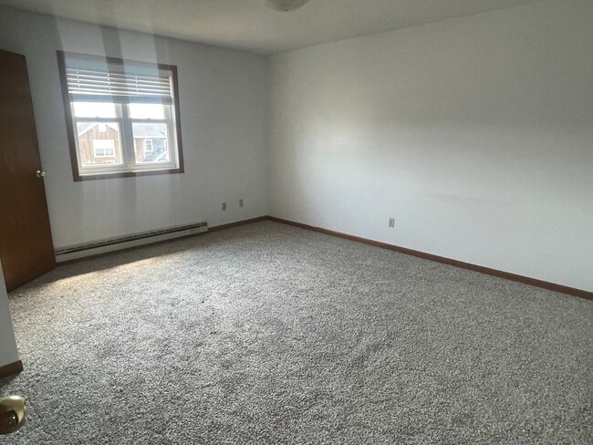 Building Photo - Townhome available for rent!
