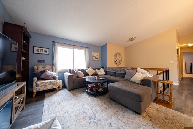 Foto del edificio - 4222 Goldenrod Ln N
