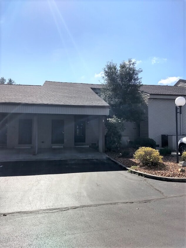 Primary Photo - 29 Lakeshore Terrace