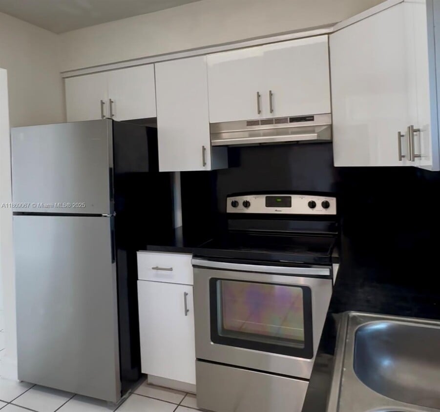 Primary Photo - 941 NE 170th St