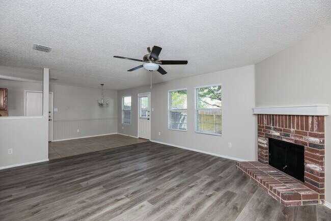 Foto del edificio - 1625 Creekridge Ct