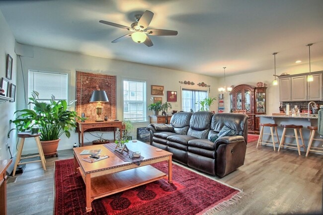 Building Photo - 3 bedroom townhome