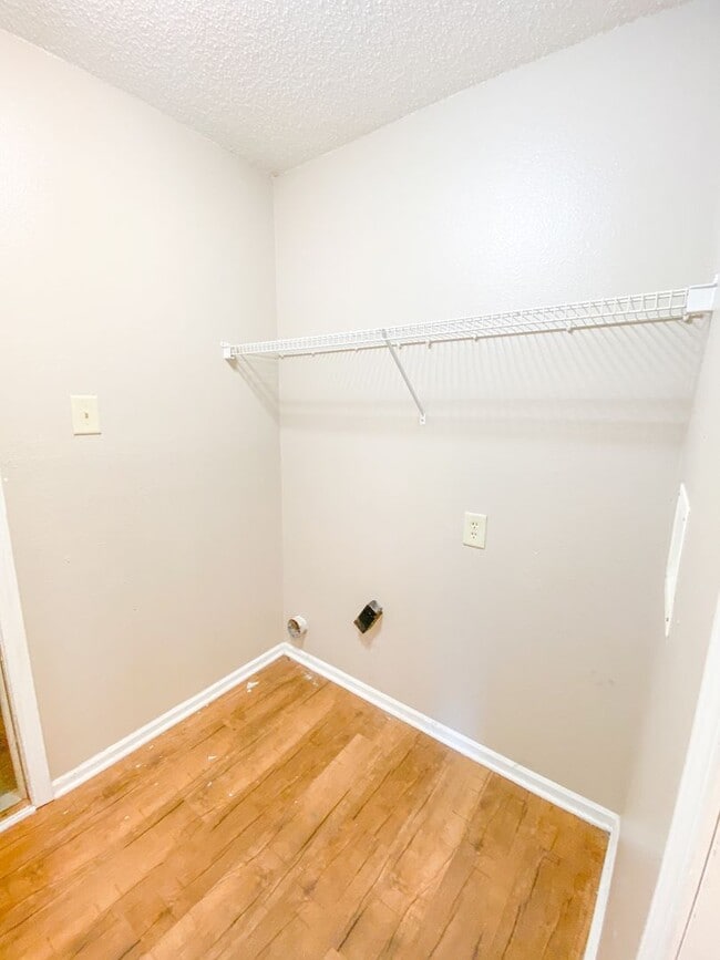 Building Photo - 3 bedrooms & 2.5 bathroom Home