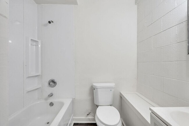Building Photo - 1619 Laharpe St