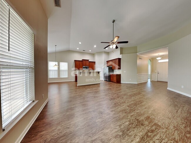 Foto del edificio - 172 Lakepointe Dr