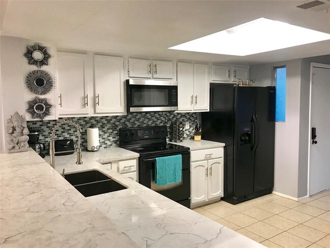 Foto del edificio - 14555 Wunderlich Dr