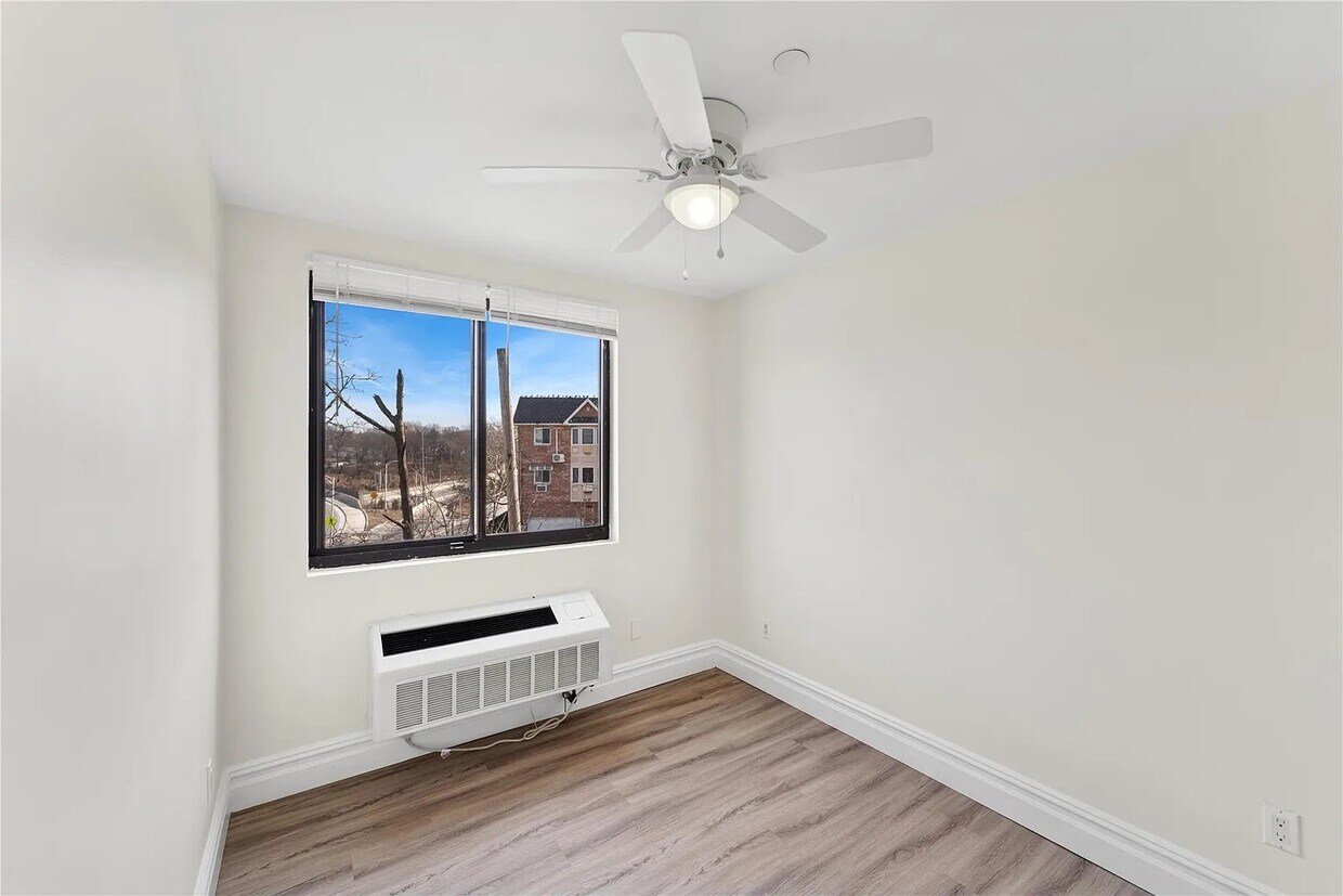 Foto principal - 46-146 Grand Central Pkwy