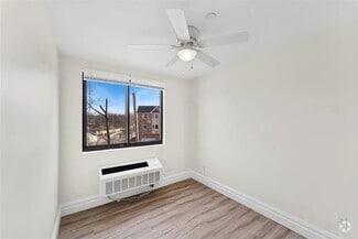 Building Photo - 46-146 Grand Central Pkwy