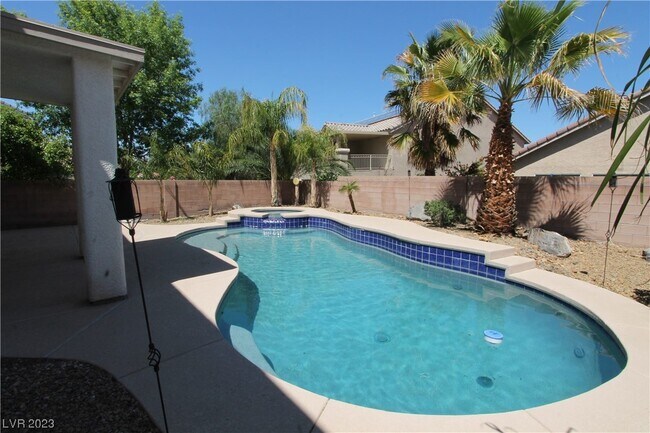 Building Photo - 2586 Highland Cliff Dr