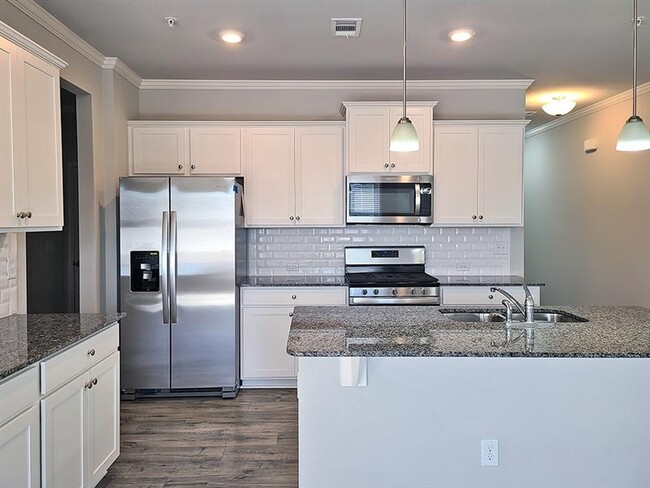 Building Photo - 721 Woodstock Grove Dr