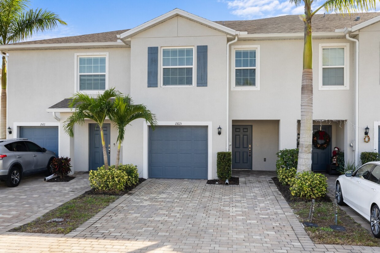 Foto principal - 3 Bedroom Townhome in North Naples communi...