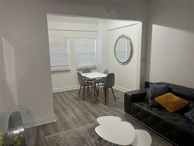 Foto del edificio - 203 S WESTLAND Ave