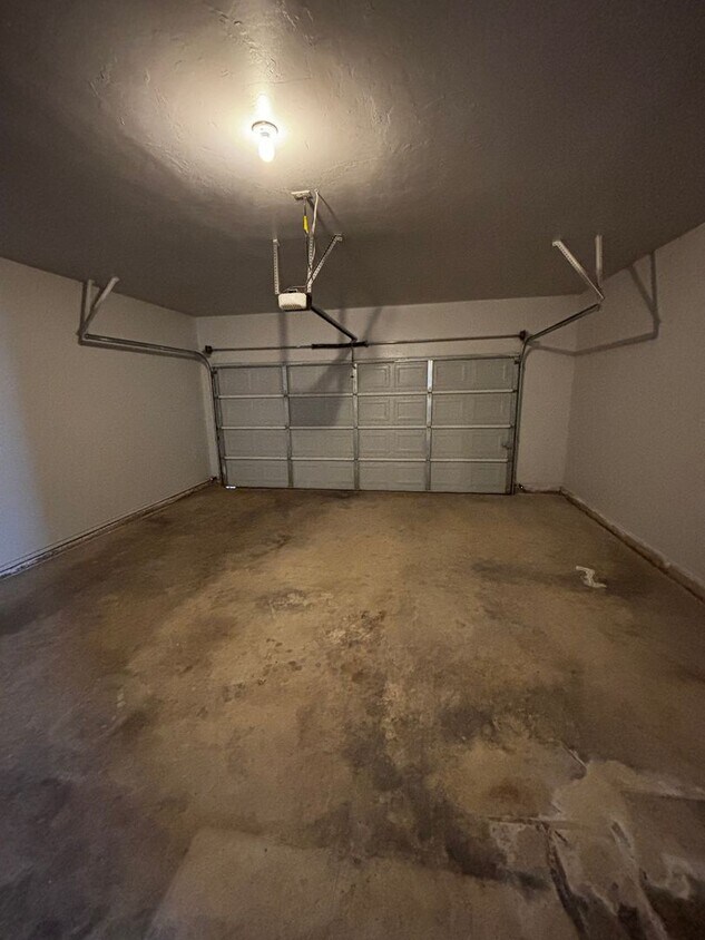 3BR 2BA duplex with 2 car garage in Yukon!! - 3BR 2BA duplex with 2 car garage in Yukon!!