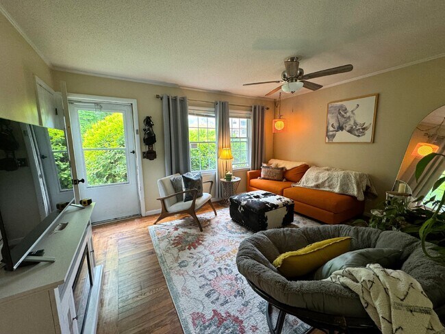 Foto del edificio - "Charming 3-Bedroom Retreat with Gleaming Hardwood Floors in Hendersonville!"