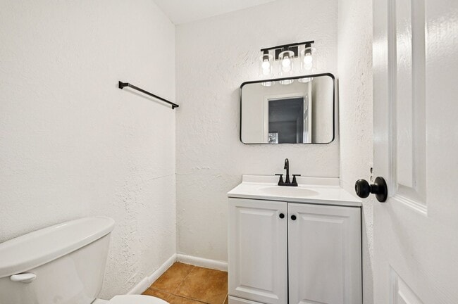 Building Photo - Infinity Lakeside