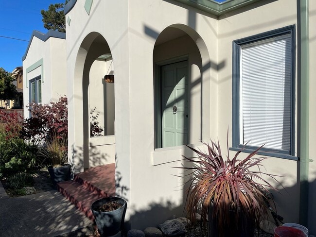 Building Photo - Modern Spanish Bungalow - 1 bed, 1 bath in...