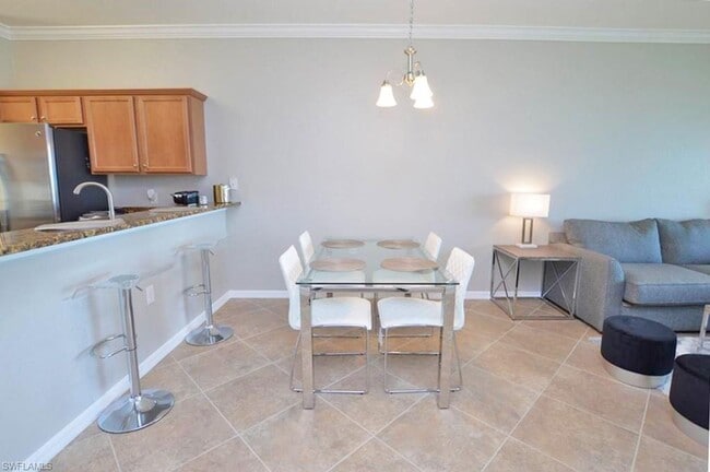 Building Photo - Golfer's Paradise - this Penthouse Floor 2/2 waterfront\golf course view has golf transfer member...