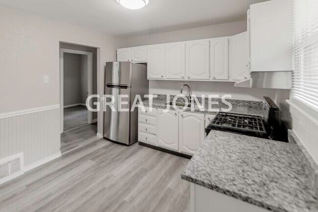 Building Photo - 1048 Renshaw Dr