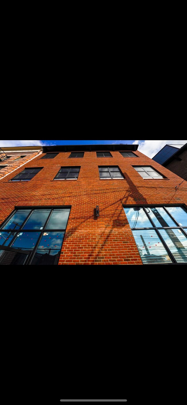 Building Photo - 660 Grand St